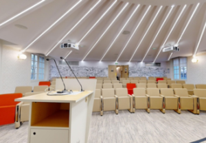 Une grande salle de conférences